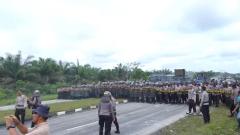 DEMO TOLAK EKSEKUSI LAHAN, RATUSAN WARGA BENTROK DENGAN POLISI